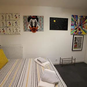 Pop Artiste Configure En Galerie Dart A 200 M Du Centre Avec Parking Prive Et Securise Gratuit Dans Copropriete Apartamento Aviñón